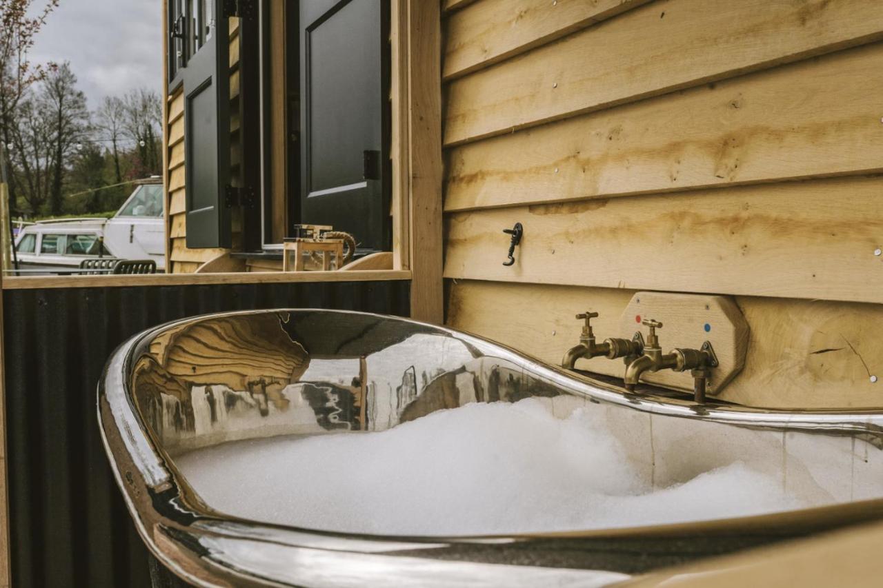 Island Hut - Outdoor Bath Tub, Firepit And Water Equipment Appartement Saltford Buitenkant foto