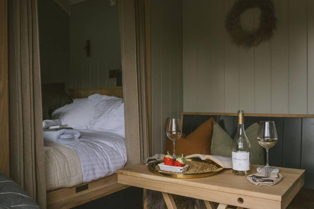 Island Hut - Outdoor Bath Tub, Firepit And Water Equipment Appartement Saltford Buitenkant foto