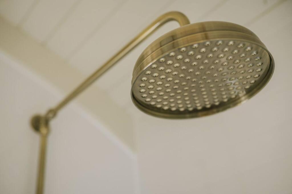 Island Hut - Outdoor Bath Tub, Firepit And Water Equipment Appartement Saltford Buitenkant foto